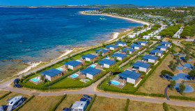 Arena Grand Kažela Camping Homes_Camping Villa first row to the sea