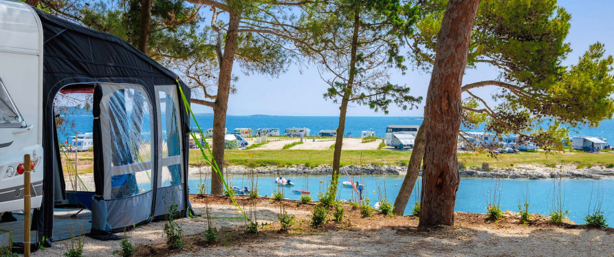 Camping Lot + 2 persons + electricity + one pet