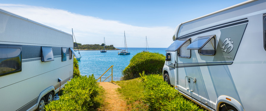 Camping Lot + 2 persons + electricity + one pet